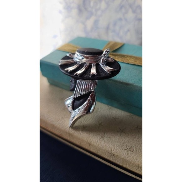 Torino Woman in Hat Brooch - Picture 3 of 10